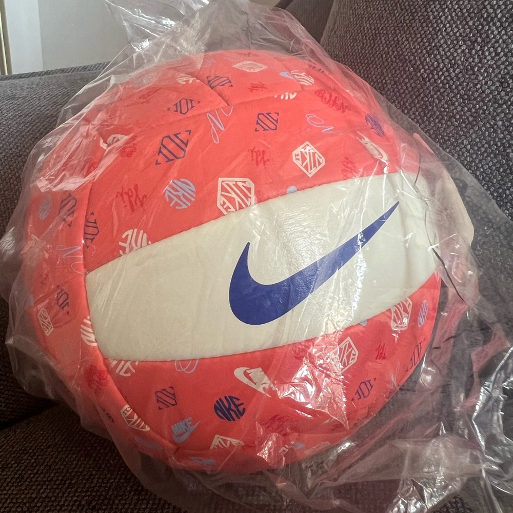NEW Nike Skills Mini Volleyball (Size 3)